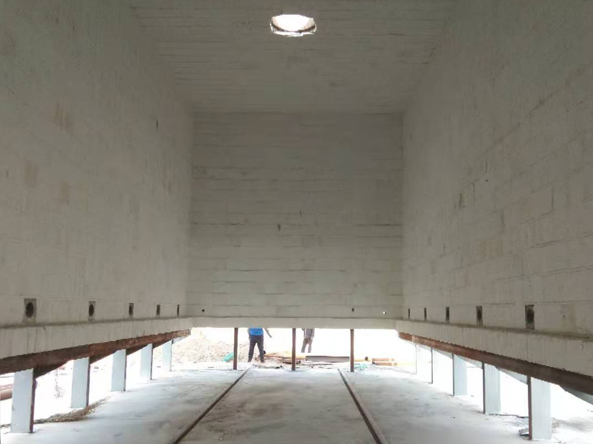 石家莊臺車爐陶瓷纖維模塊爐襯施工現(xiàn)場